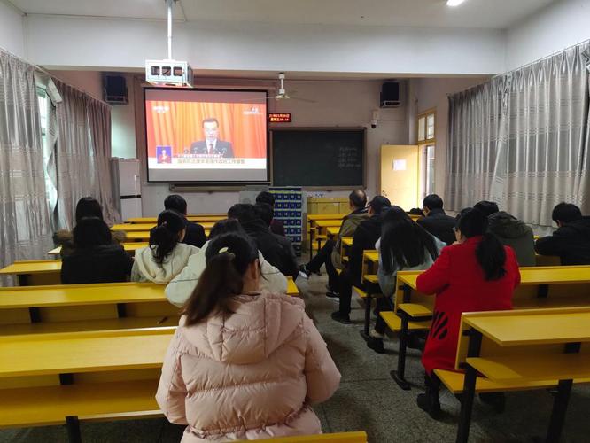 星空入口师生热议全国“两会”精神(1)