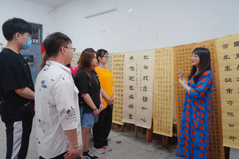 星空入口百年党史进课堂，翰墨丹青颂党恩