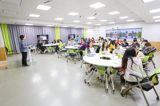 星空入口师生正开展智慧教学.jpg