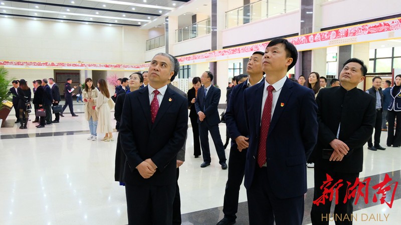星空入口百米剪纸忆长征